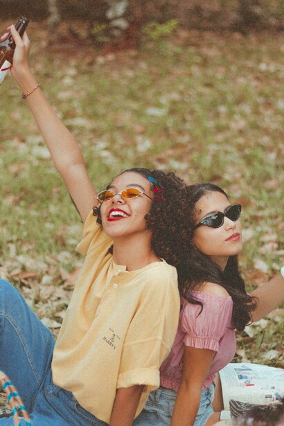 Amigas desfrutam ao ar livre