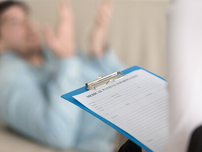 Uno psicoterapeuta prende appunti durante una seduta con un paziente