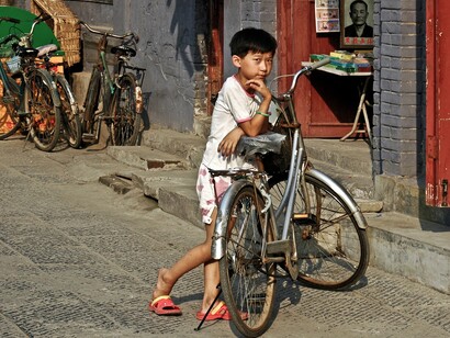 Lo Stato ha attuato uno spostamento di massa e ha costruito città moderne nel centro della Cina dove prima vi erano solo piantagioni, terreni agricoli e tanta miseria
