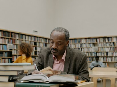 Professore in biblioteca. Una storia di speranza e tragedia: quando il destino si intreccia con le scelte sbagliate