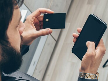 Cartão bancário e smartphone concentram, em poucos centímetros, duas formas de movimentar o dinheiro: uma física e outra digital. A transição entre elas é também uma mudança na maneira como as transações são registradas e acompanhadas