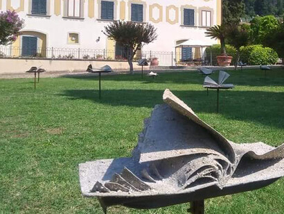 Ignazio Fresu, libro. Il vento, elemento impalpabile della natura, sfoglia a caso le pagine; un caso che ci parla, come un tarocco, svelando un arcano, toccando un momento preciso, un sentimento, una visione che ci è necessaria. Ecco che chi legge, ferma il proprio tempo, il proprio essere, diventa unico nella moltitudine di libri, di pagine, di parole, di vite, perché bisogna fare attenzione con le parole, esse hanno il potere occulto di farci provare emozioni, sprigionare sentimenti, in modo del tutto inconscio da noi stessi
