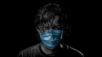 Es notorio que la pandemia ha matado una enorme proporción de mayores de 60 años y la mortalidad sube con la edad