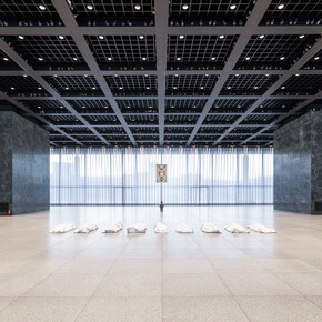 Maurizio Cattelan, Night, ausstellungsansicht. Mit freundlicher genehmigung der Neuen Nationalgalerie