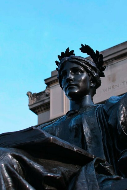 "Alma Mater", estatua de bronce instalada en la Biblioteca Low Memorial en la Universidad de Columbia, Daniel Chester French, 1903