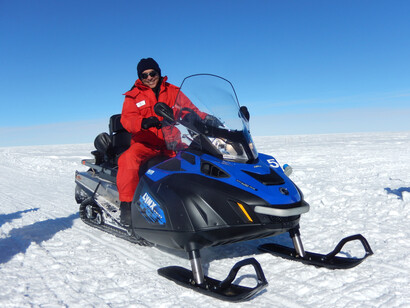 Luciano Milano e la motoslitta - Vito Stanzione © PNRA/IPEV