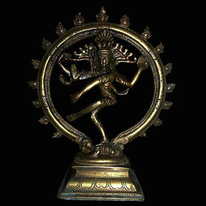 Śiva Nataraja non ha 2 braccia bensì quattro e la loro collocazione intorno al tronco centrale del dio colpisce a causa della loro vistosa e inaspettata asimmetria