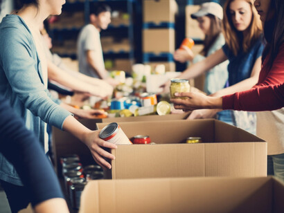 Voluntarios empacan donaciones