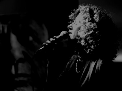 Chiara Minaldi e la voce. La voce è lo strumento musicale originario, fin dall’uscita alla luce dal ventre materno è il vagito il primordiale suono istintivo che attesta l’essere nel mondo. Un suono che diventerà la nostra voce, il nostro canto, espressione della nostra unicità
