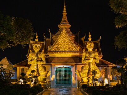 Templo Wat Arun, em Bangkok na Tailândia. Ao andar pela Tailândia, especificamente, Bangkok, a capital do país, são notáveis as grandes placas iluminadas e ruas cheias de feirinhas noturnas, trazendo uma imersão e introdução à especial culinária tailandesa (que é deliciosa!)