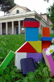 Una piccola istallazione di Antoh Mansueto davanti alla Casina di Raffaello, sede della mostra Distruzione creativa 