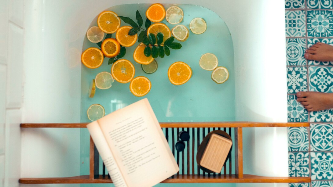 Tomar um banho fresco e relaxante e ler um livro é uma ótima maneira de se cuidar