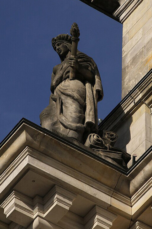 Estatua en el edificio del Parlamento alemán, Berlín