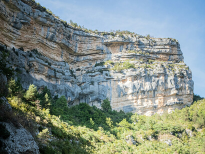 Vista di una montagna soleggiata in Alta Provenza, Francia