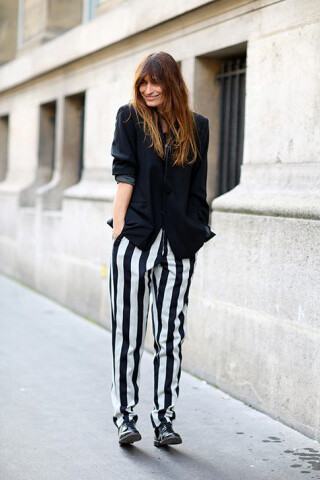 Basic chic per le vie di Parigi