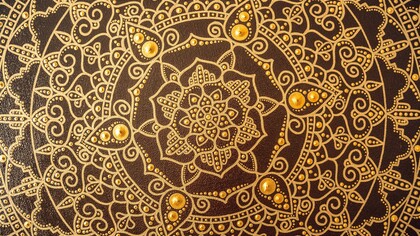Mandalas douradas em fundo marrom