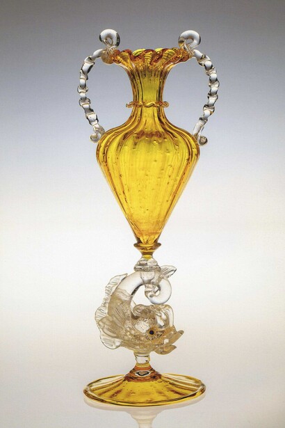 Stanza del Lebbroso, anforetta in cristallo con ricciolo decorativo. Fotografie di Marco Beck Peccoz