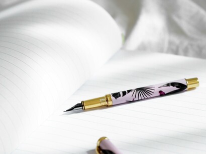 La grafologia somatica consente di individuare le relazioni esistenti tra la scrittura ed il corpo umano e di comprendere gli atteggiamenti espressivi del corpo in relazione alle movenze del gesto scrittorio