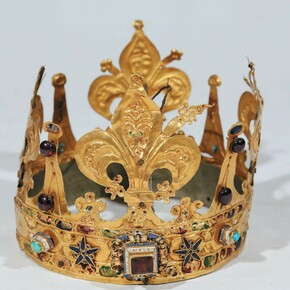 Alessandro di Bastiano Lamberti (1589-1602), Coppia di corone per il gruppo scultoreo detto “Delle lacrime”, 1601, lamina d’oro ritagliata, traforata, sbalzata e cesellata, smalti en ronde bosse e traslucidi, pietre preziose, proveniente dalla chiesa della Santissima Annunziata di Arezzo Arezzo, Museo Diocesano d’Arte Sacra