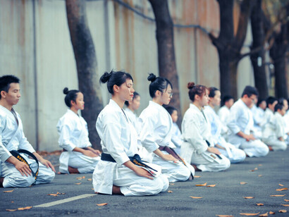 La discipline, c’est l’alignement entre le corps et l’esprit. Dans la méditation, les gestes répétés deviennent une ancre qui nous ancre dans l'instant présent