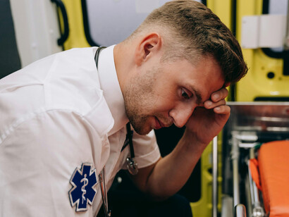 Profissional da saúde com sintomas de Burnout. A saúde dos profissionais da saúde é fundamental para a saúde da população