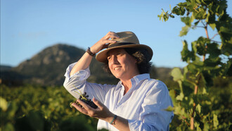 Clara Isamat «entre viñas»: foto cedida por la propia Clara Isamat