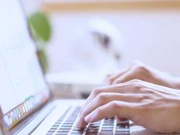 Aziende come Meta, Google, Amazon e Apple non si limitavano a competere tra loro, ma controllavano l’intero ecosistema digitale, stabilendo regole e condizioni di accesso al mercato