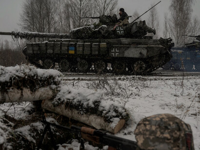 Militares ucranianos asisten a ejercicios de las fuerzas armadas cerca de Chernobyl, cerca de la frontera con Bielorrusia, en medio del ataque de Rusia a Ucrania