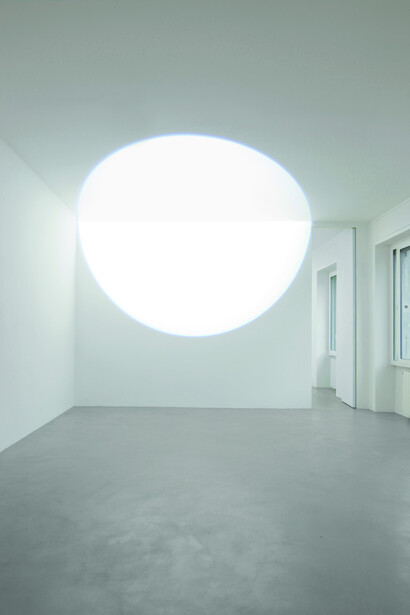 Michel Verjux, Au mur et au plafond, frontale et fragmentée en deux, calage latéral (source au sol), 2016 Proiettore. Courtesy A arte Invernizzi, Milano. Foto Bruno Bani