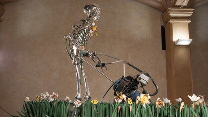 “Madonna scheletrita”, 2008, ceramica policroma e argento, cm. 200 x 354 x 241. Courtesy Gian Enzo Sperone
