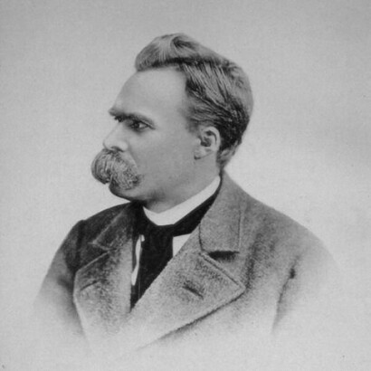 Friedrich Nietzsche criticaba la religión, principalmente al cristianismo, por promover valores que consideraba opuestos a la dignidad humana 