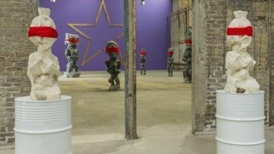 Kendell Geers, Guardians of the Flesh Spirit 40, 2011, résine, barils de pétrole - 200 cm chacun; sculpture seul: 100 x 35 x 34 cm,Courtesy Galleria Continua, San Gimignano/Beijing/Le Moulin, Photo by Oak Taylor-Smith
