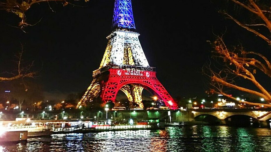 O céu não tinha nuvens. O sol era radiante. A ambiência, elegante. Tudo ia límpido. Como pintura. Sem queimar, incomodar nem maltratar. Havia algum vento. Algum barulho. Mas nada de brisa. Nada de úmido. Anunciavam-se dias frios