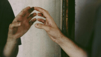 Se pasean de espejo en espejo. En su salsa de olla a presión se relamen por una probada, pero ellas no tienen acceso, solo pueden mirar y hablar en ese dialecto gitano inteligible