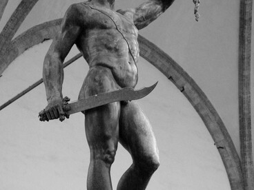 A cabeça de Medusa degolada e exposta por Perseu, eternizada na tradição artística como imagem de horror e poder, revela a dimensão simbólica da decapitação: não apenas eliminar o inimigo, mas transformá-lo em emblema — um aviso petrificado de que o poder pode ser absoluto e a violência, espetáculo