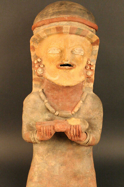 Figura antropomorfa femenina con párvulo

Materiales: Cerámica

Desarrollos Regionales 500 a.C.- 500 d.C.

Medidas: 550 mm de alto x 228 mm de ancho