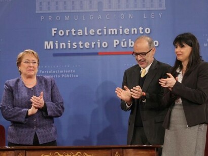 Bachelet con su hasta ahora ministro de Hacienda, Rodrigo Valdés