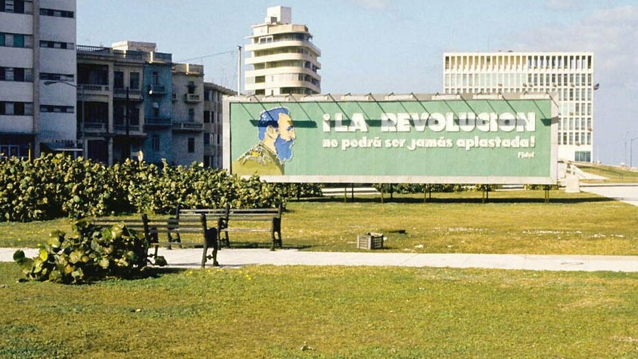 Cartel pro-revolucionario junto a la antigua embajada de Estados Unidos en La Habana, Cuba, 1983