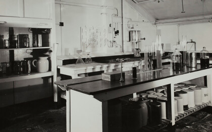 Là où Jacques Monod et son équipe explorèrent les mystères de l’opéron lactose, ce laboratoire désert des années 1950 garde les traces silencieuses d’une révolution dans la compréhension des protéines et de la régulation cellulaire