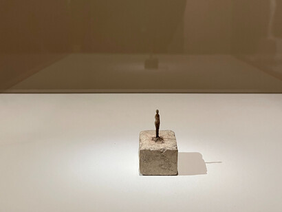 La Toute Petite Figurine par Alberto Giacometti d'une taille de 4.5 x 3 x 3.8 cm réalisée entre 1937 et 1939