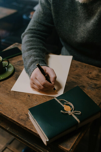 La fama y el éxito literario pueden estar acompañados de controversias sobre la autoría y la autenticidad