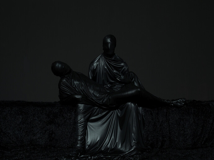 Mustafa Sabbagh, Untitled - serie: Onore al Nero, 2014,
Stampa fotografica lambda su dibond, 100 x 125 cm, ed. di 5 + 1 PA
© Mustafa Sabbagh