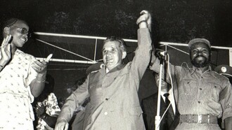 Graça Machel, Nicolae Ceauşescu e Samora Machel, em Maputo, 1979. Samoa Machel, foi um líder revolucionário de inspiração socialista, que liderou a Guerra da Independência de Moçambique e foi o primeiro presidente após a sua independência, de 1975 até à sua morte em 1986. Este Estado criou durante estes 50 anos de governação monstros invisíveis no interior de cada cidadão que aqui habita. Denota-se um estado de fúria e liberdade extrema nos cidadãos que estão nas manifestações, e estas eleições foram o grande rastilho que faltava para este povo tacar fogo em tudo, e trazer ao de cima a podridão do Estado e suas fragilidades técnicas e psicológicas