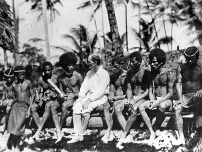 Malinowski interactuando con los nativos en las Islas Trobriand, entre octubre de 1917 y octubre de 1918