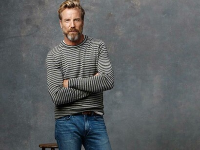 Homem com roupa casual