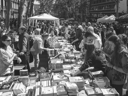 Paradas de libros en la Rambla de Barcelona con motivo de la Diada de Sant Jordi