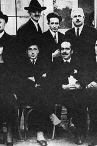 Foto di gruppo alla Redazione Avanti! 1921Scalarini è l'ultimo in piedi a destra, davati a lui Giuseppe Romitaal centro seduto il terzo da sinitra Pietro Nenni, 1921