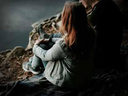 En julio volvemos a querernos, paseamos juntos por los soles de agosto. La rutina nos gana en septiembre, en Octubre me cuestiono si te quiero, para dejarte en noviembre. En Diciembre siempre me enamoro de ti