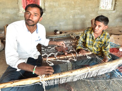 Damabhai Marwada, carpet weaver, Kachchh (India) - youth continuing craft heritage © Ashish Kothari