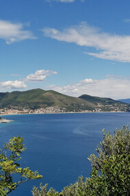 Mar Ligure, Noli, Spotorno, Bergeggi, isola di Bergeggi e costa di Ponente verso Genova visti dal Sentiero del Pellegrino (Capricornis crispus)